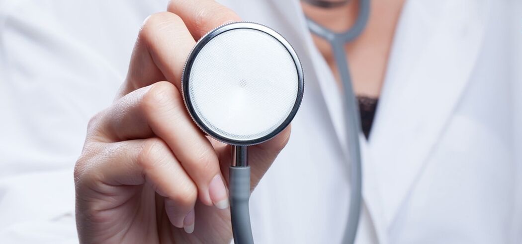 En Dokter mat engem Stethoskop