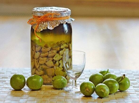 gréng Walnussinfusioun géint Parasiten